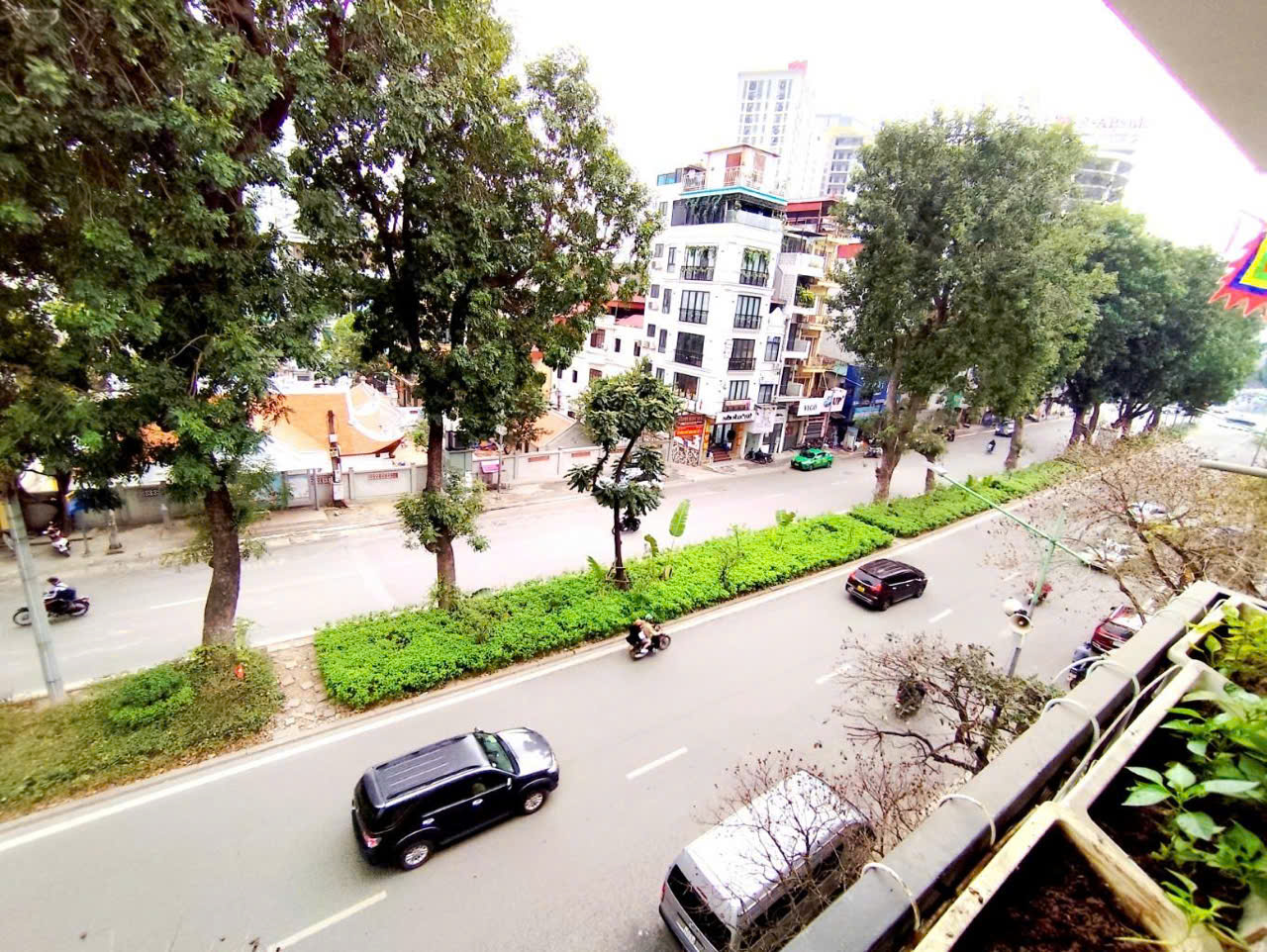NHÃ KIM MÃ MẶT PHỐ, VỈA HÈ KINH DOANH SẦM UẤT.