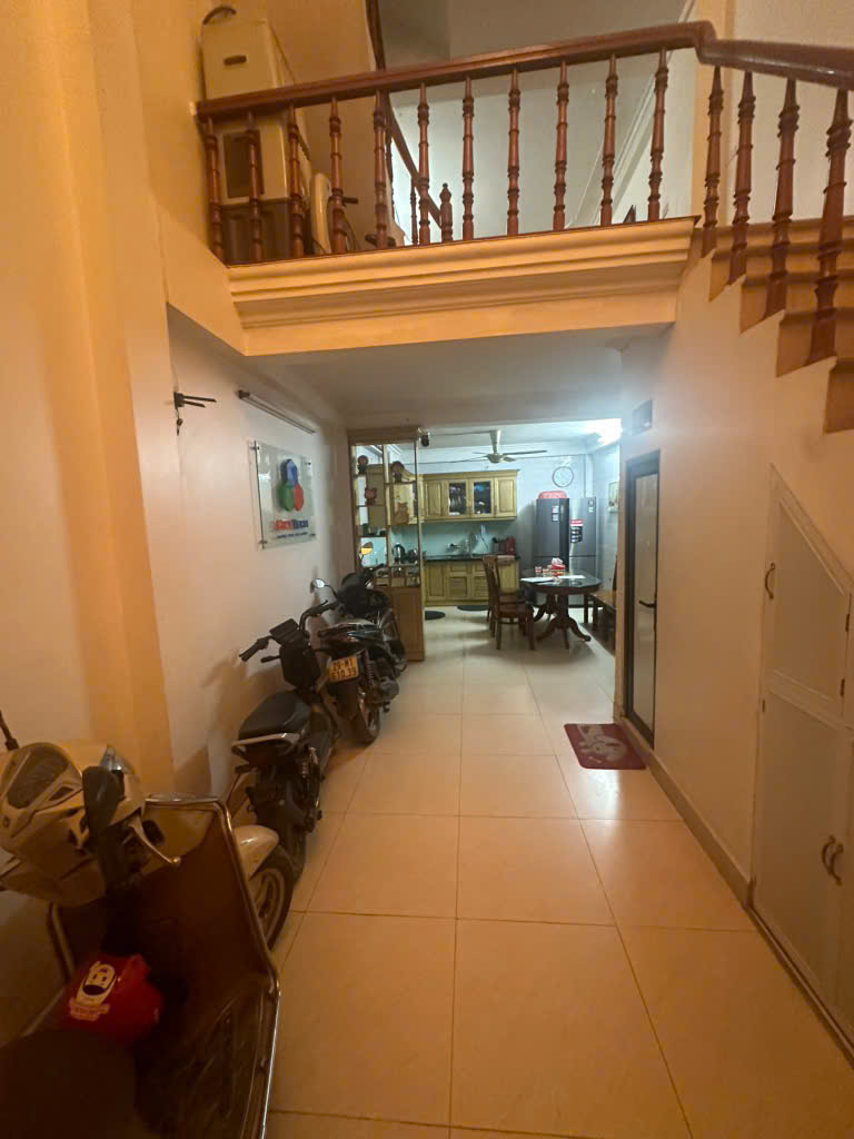 Bán nhà Ngọc Hồi, giá nhỉnh 10 tỷ, 5 tầng, Ngõ thông các hướng, Ô tô vào nhà, Kinh doanh siêu đẹp, nhà chủ xây ở