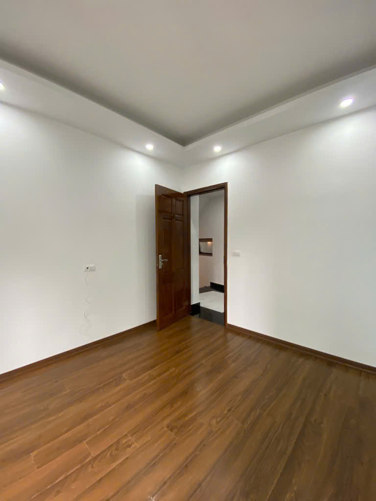 Bán nhà lô góc Ngọc Hồi, 42m2 x 5 tầng, mặt tiền rộng, giá 6,8 tỷ, khu cán bộ bệnh viện