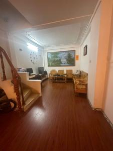 Bán nhà Ngọc Hồi, giá nhỉnh 10 tỷ, 5 tầng, Ngõ thông các hướng, Ô tô vào nhà, Kinh doanh siêu đẹp, nhà chủ xây ở