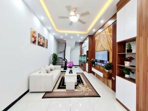 Bán nhà Nguyễn Trực, 10 mét ra ô tô, ngõ thông, tặng full nội thất, 5 tầng, 4,7 tỷ