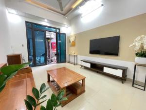 Bán nhà riêng Huyền Kỳ, Hà Đông, Sát phố, ô tô đỗ cổng, ở ngay, Full Nội thất, 5 tầng, 34 mét.