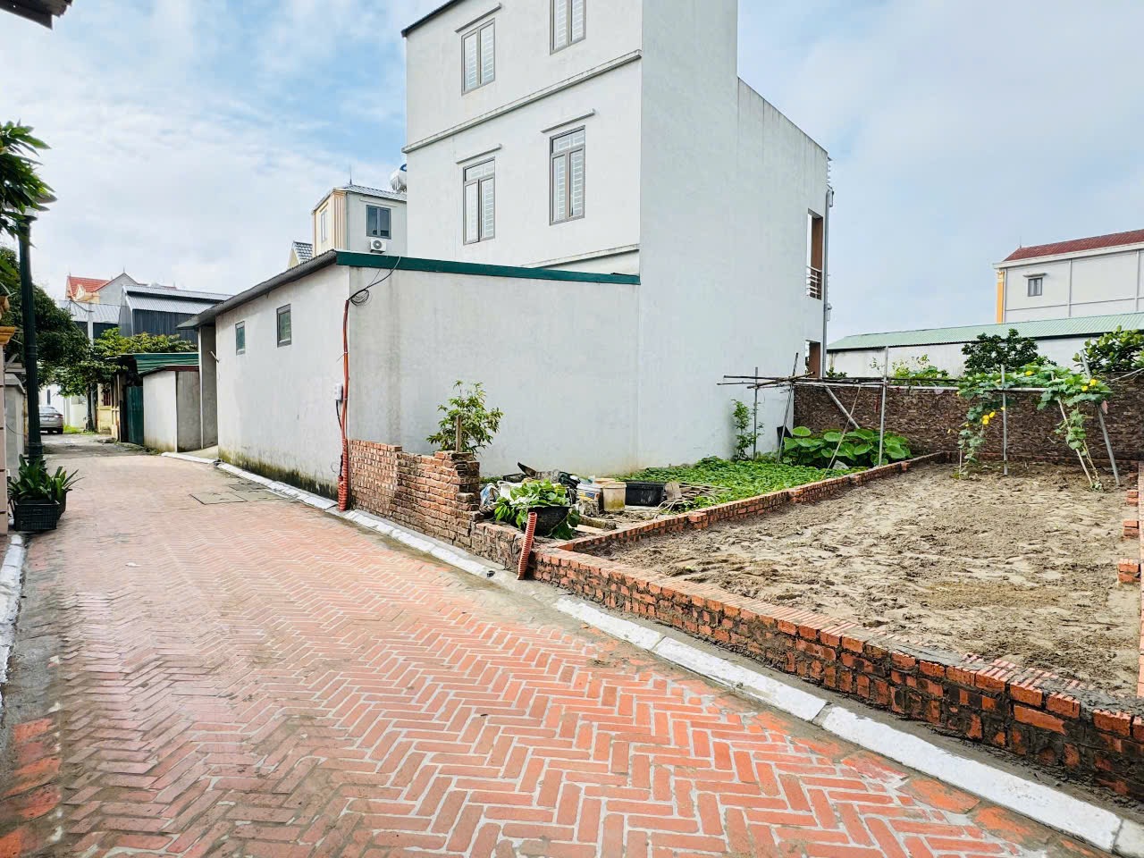 Căn nhà mới xây, hiện đại cách 1 nhà ra phố Nguyễn Lam