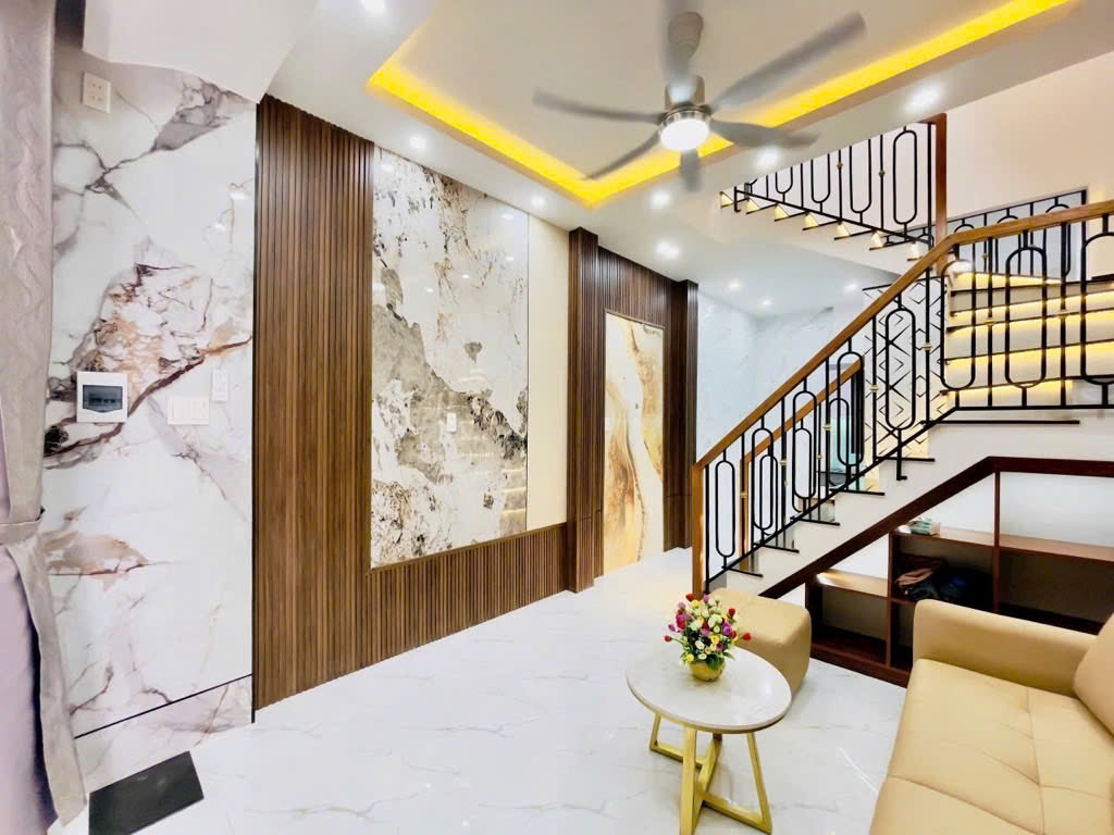 VÀI BƯỚC CHÂN HẺM XE HƠI