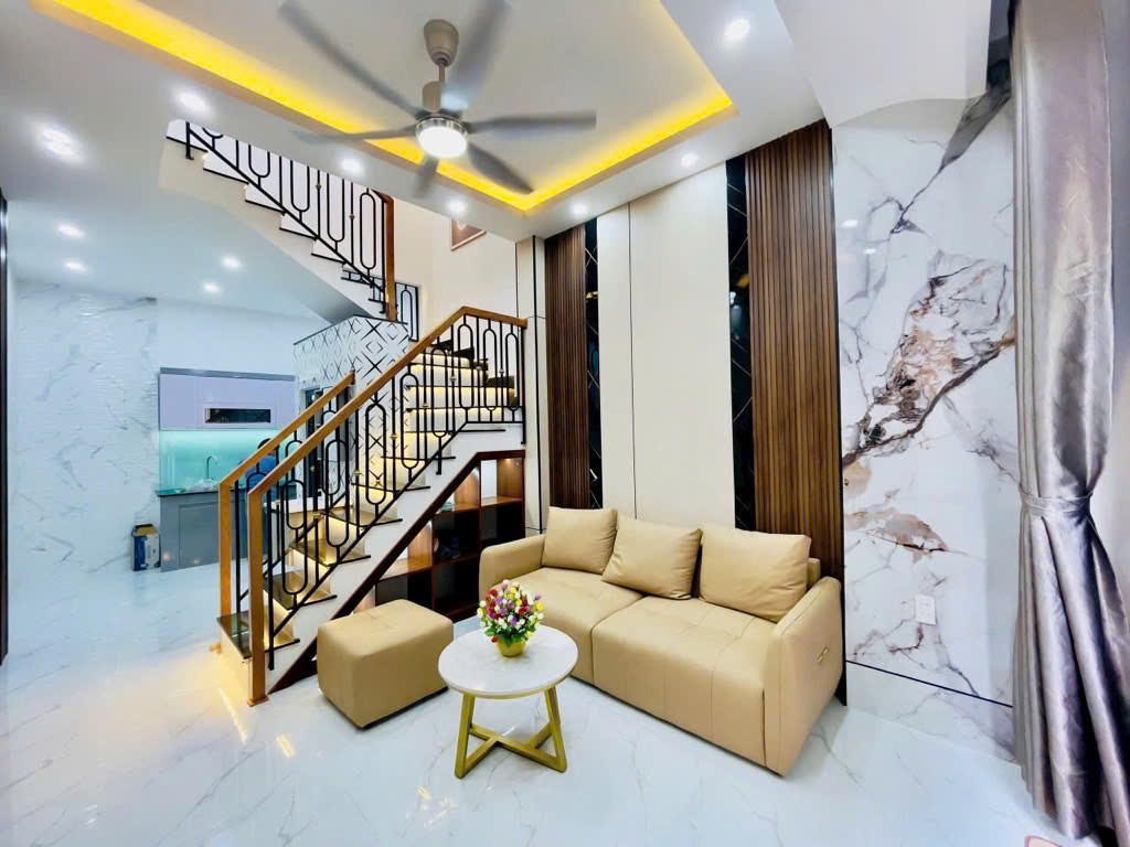 VÀI BƯỚC CHÂN HẺM XE HƠI