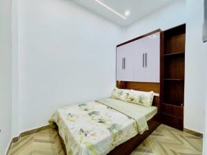 VÀI BƯỚC CHÂN HẺM XE HƠI