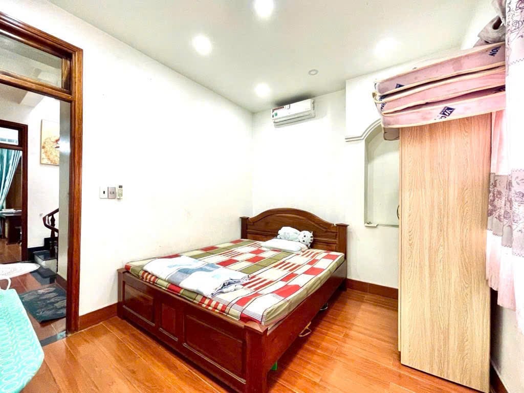 Quận 12 - nhà đẹp 4 tầng nội thất cao  cấp - vị trí đỉnh giáp Gò Vấp - cách mặt tiền 1 căn khu dân trí - sổ đẹp vuông vức
