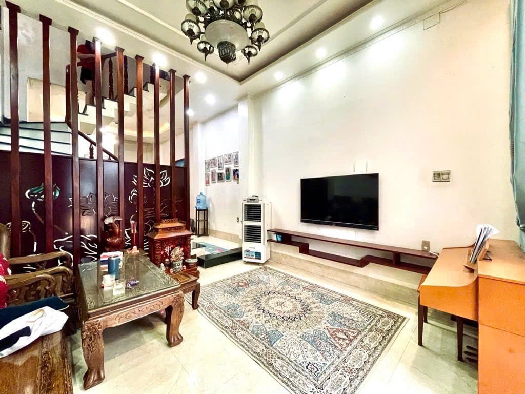 Quận 12 - nhà đẹp 4 tầng nội thất cao  cấp - vị trí đỉnh giáp Gò Vấp - cách mặt tiền 1 căn khu dân trí - sổ đẹp vuông vức