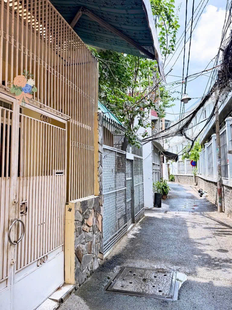 Bán nhà hiếm tại Lê Văn Sỹ Q3, nội thất cao cấp , 3 tầng 2PN 3WC, 60m2 sử dụng