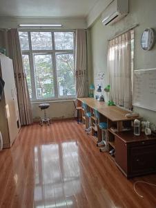 BÁN NHÀ HOÀNG QUỐC VIỆT, 2 MẶT THOÁNG DÂN XÂY, 40M2, 10 ĐỒNG