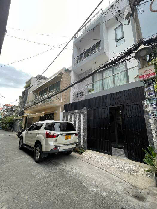Bán nhà 2 tầng hẻm 4m đường Hoàng Bật Đạt