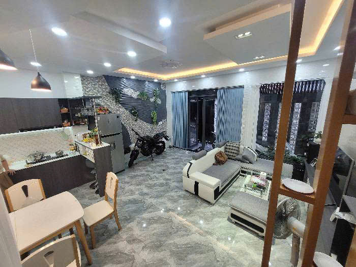 Bán nhà 2 tầng hẻm 4m đường Hoàng Bật Đạt