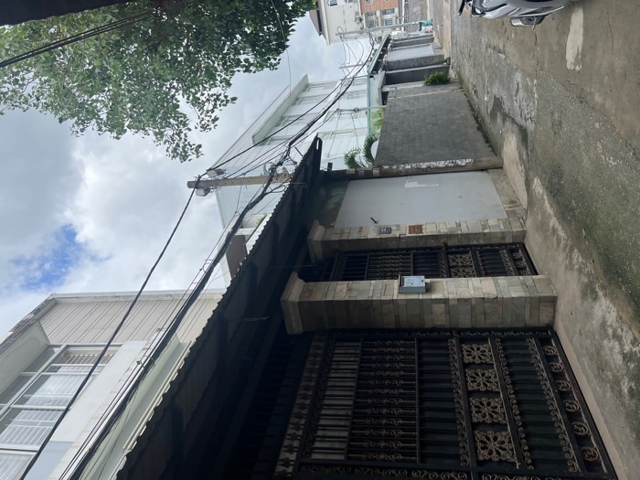 Bán nhà chỗ đậu ô tô