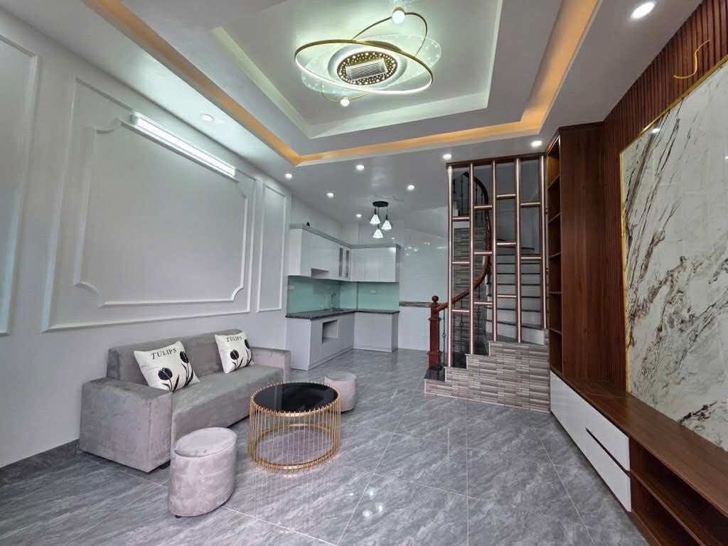 5. CẦN BÁN NHÀ LONG BIEN LÔ GÓC- MẶT TIỀN KHỦNG- AN SINH ĐỈNH  45.3m2 x 4 tầng x mặt tiền 6.2m  Nhà khung cột bê tông chắc chắn, 50m ra phố, gần chợ, trường học các cấp.  Sổ đỏ sẵn   Giá: 3 tỷ 95 ( thương lượng)  Liên hệ em thu 0364569191