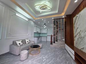 5. CẦN BÁN NHÀ LONG BIEN LÔ GÓC- MẶT TIỀN KHỦNG- AN SINH ĐỈNH 45.3m2 x 4 tầng x mặt tiền 6.2m Nhà khung cột bê tông chắc chắn, 50m ra phố, gần chợ, trường học các cấp. Sổ đỏ sẵn Giá: 3 tỷ 95 ( thương lượng) Liên hệ em thu 0364569191
