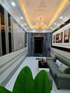 VẠN PHÚC THANH TRÌ MỚI KÍNH COONG, XÁCH VALY VỀ Ở NGAY
