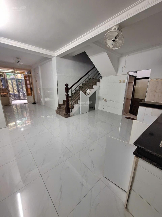 Bán nhà 737/82 Lạc Long Quân, 42m2, 1 lầu, hẻm thông giá chỉ 3.99 tỷ
