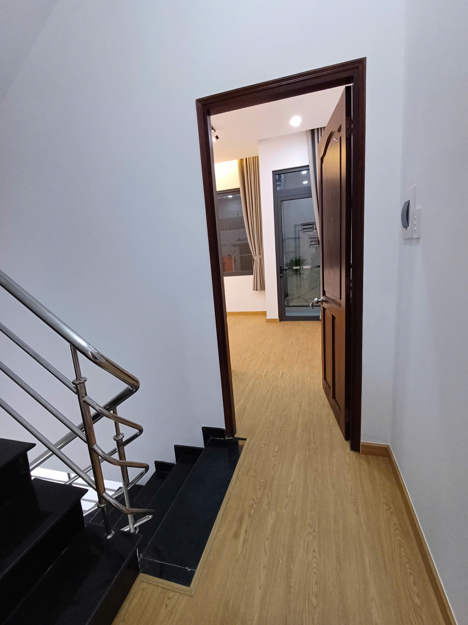 Bán nhà hẻm 888 Lạc Long Quân, 4.2x11m,  4 tầng, mới 100% giá 6 tỷ TL