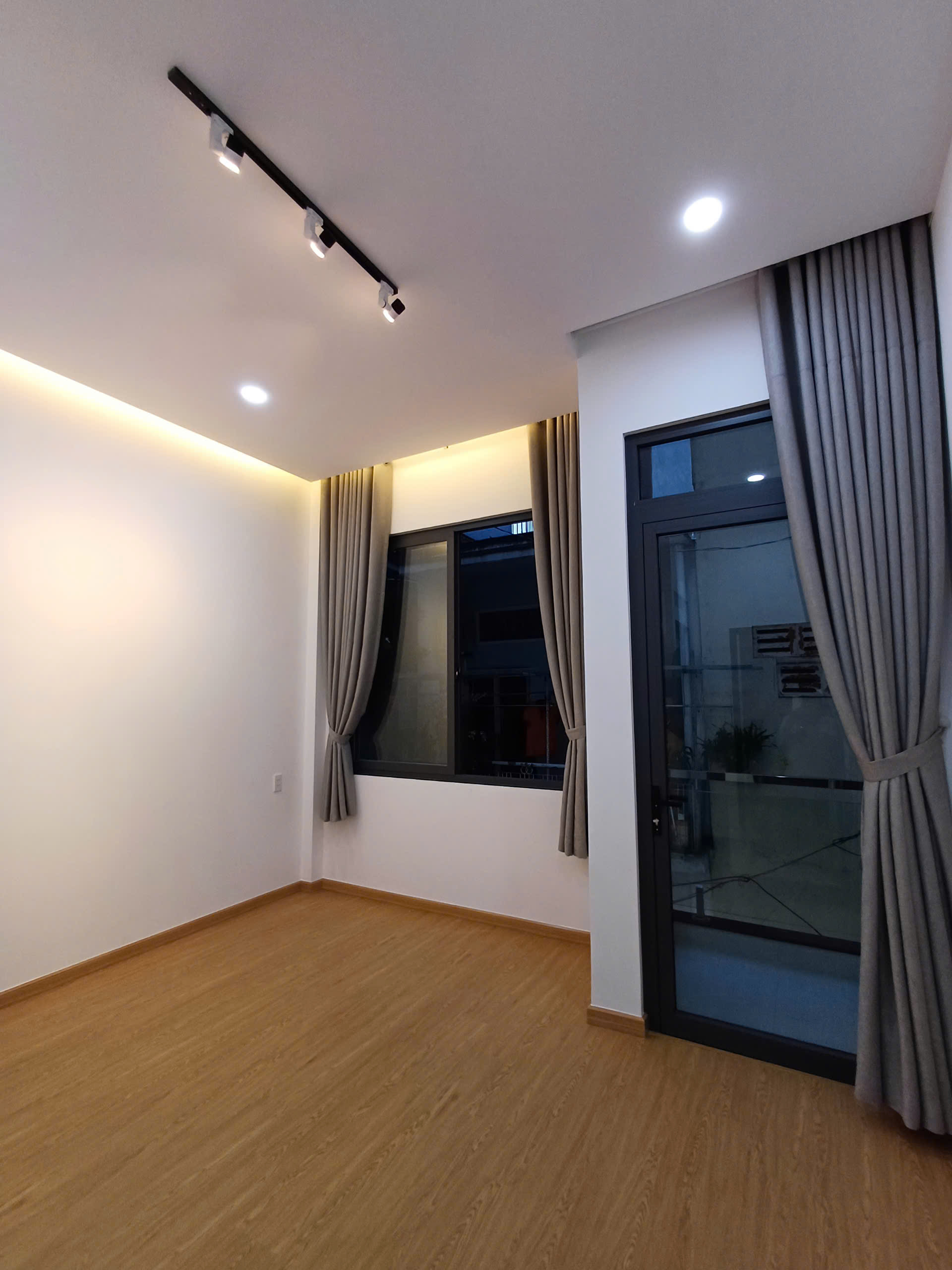 Bán nhà hẻm 888 Lạc Long Quân, 4.2x11m,  4 tầng, mới 100% giá 6 tỷ TL