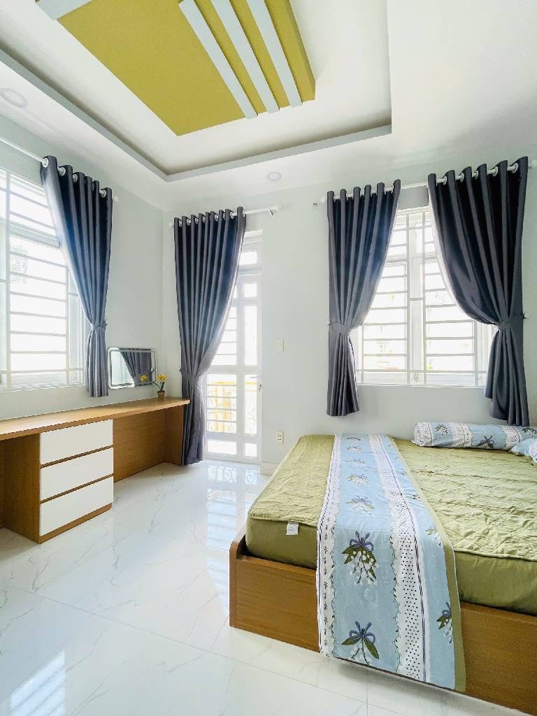 Bán nhà 817/ Lạc Long Quân, 4.2x7m, 4 tầng, giá 5.65 tỷ TL