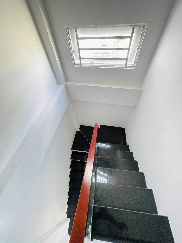 Bán nhà 817/ Lạc Long Quân, 4.2x7m, 4 tầng, giá 5.65 tỷ TL