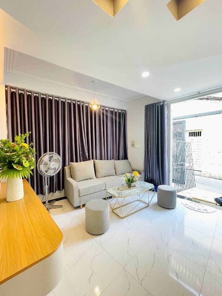 Bán nhà 817/ Lạc Long Quân, 4.2x7m, 4 tầng, giá 5.65 tỷ TL