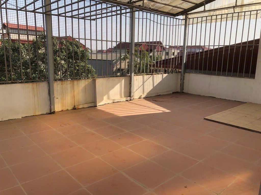 Chính chủ bán nhà 3 tầng đẹp Xuân Nộn. Diện tích lớn 171m², mặt tiền 7.9m, sân ô tô, đủ nội thất, vào ở ngay.