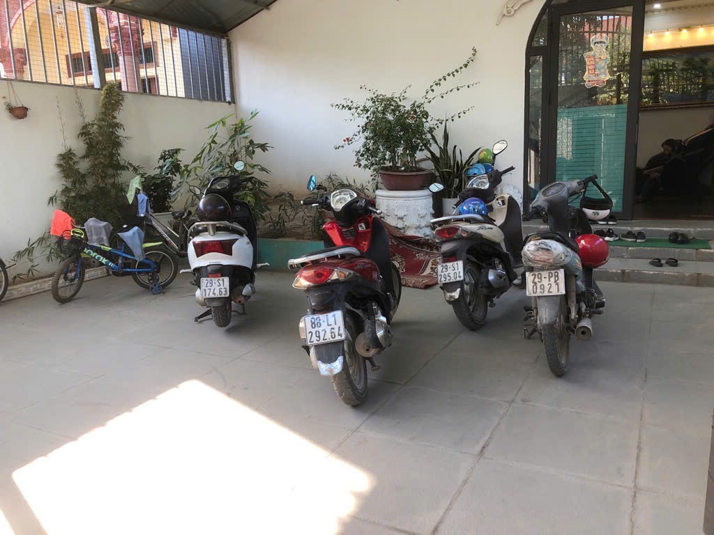 Chính chủ bán nhà 3 tầng đẹp Xuân Nộn. Diện tích lớn 171m², mặt tiền 7.9m, sân ô tô, đủ nội thất, vào ở ngay.