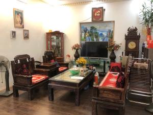 Chính chủ bán nhà 3 tầng đẹp Xuân Nộn. Diện tích lớn 171m², mặt tiền 7.9m, sân ô tô, đủ nội thất, vào ở ngay.