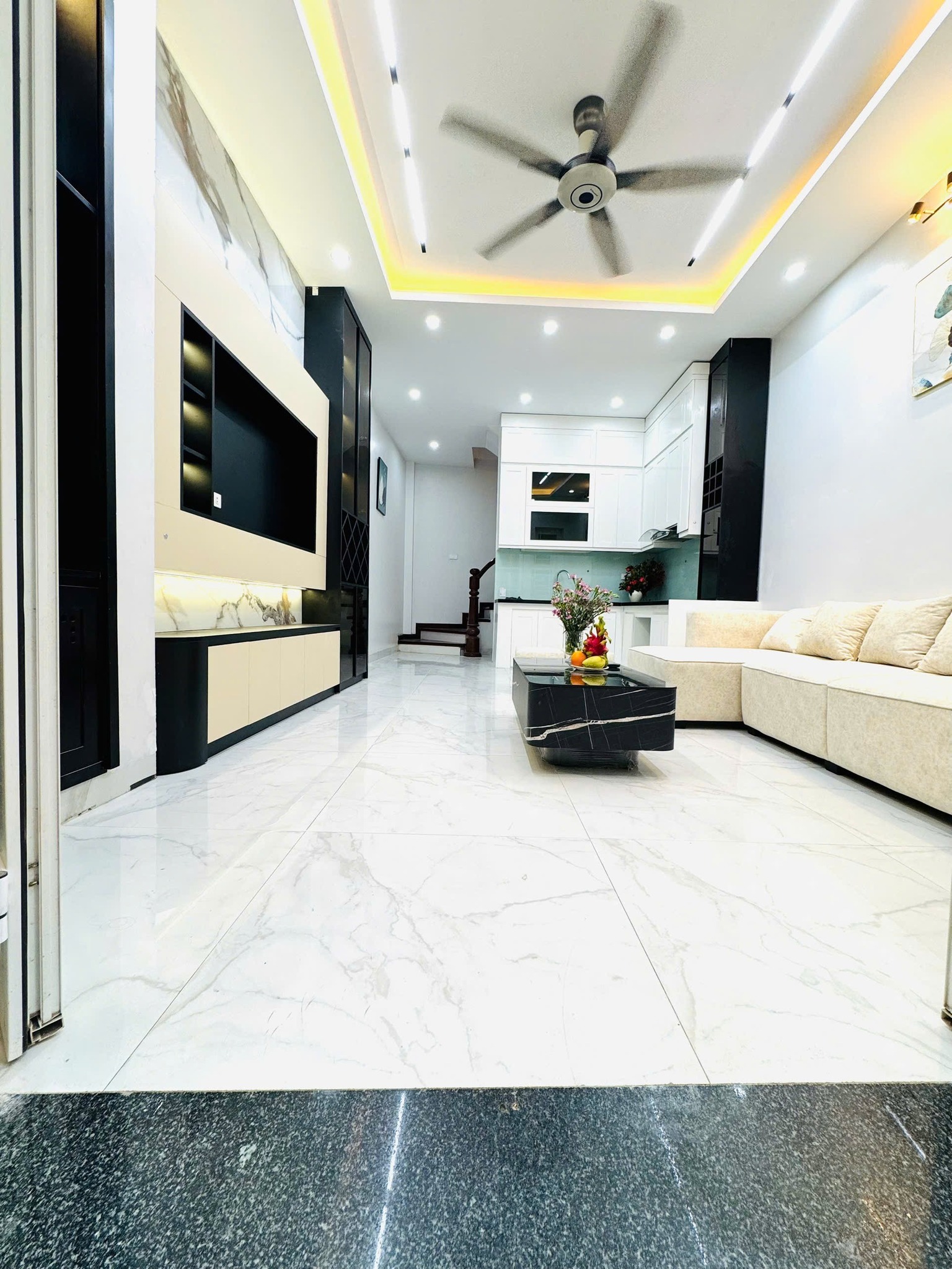 Bán nhà đẹp, lô góc Hoàng Quốc Việt, 5 tầng full nội thất xịn sò, cực gần ôtô, mặt tiền 4m