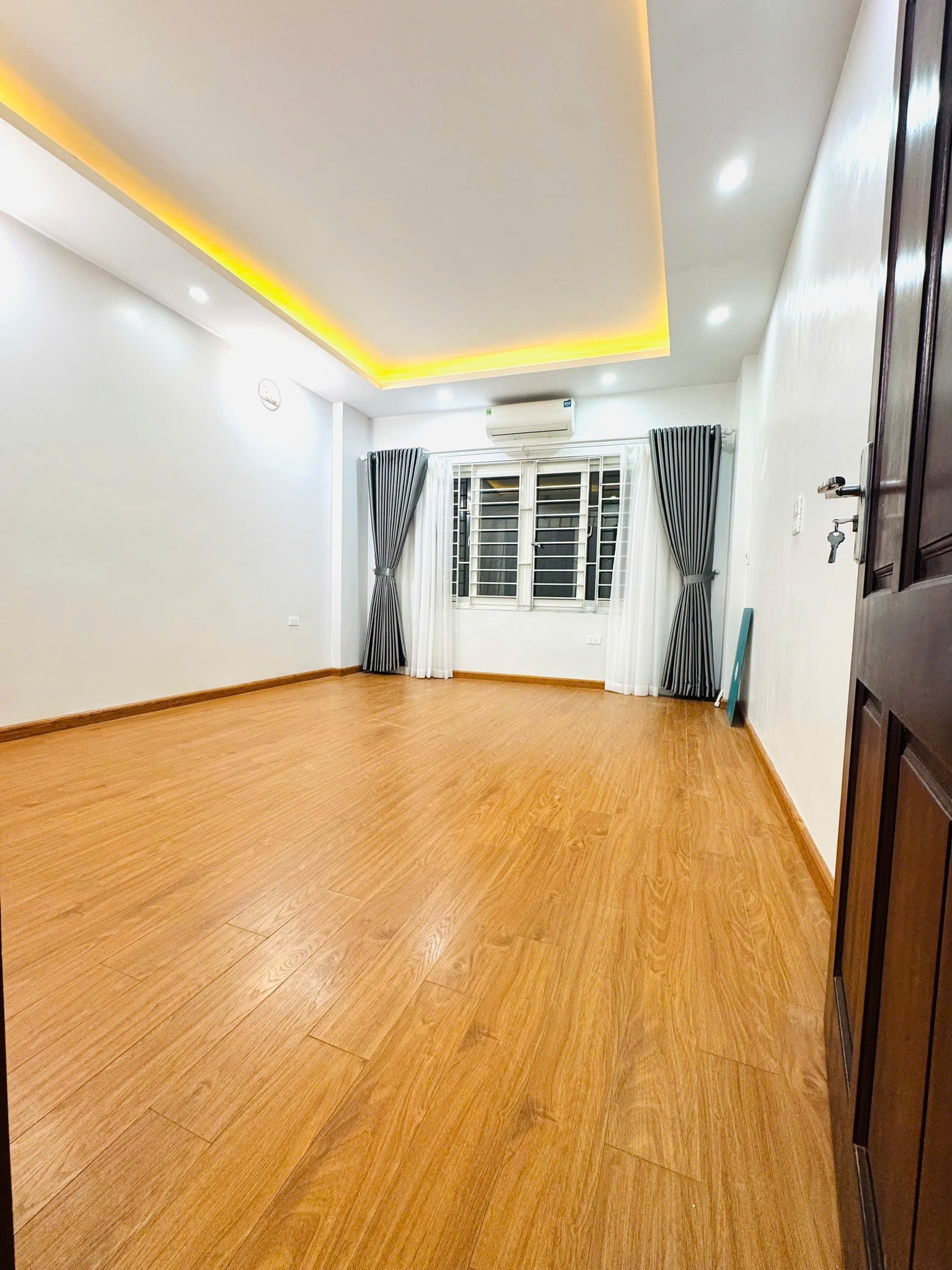 Bán nhà đẹp, lô góc Hoàng Quốc Việt, 5 tầng full nội thất xịn sò, cực gần ôtô, mặt tiền 4m