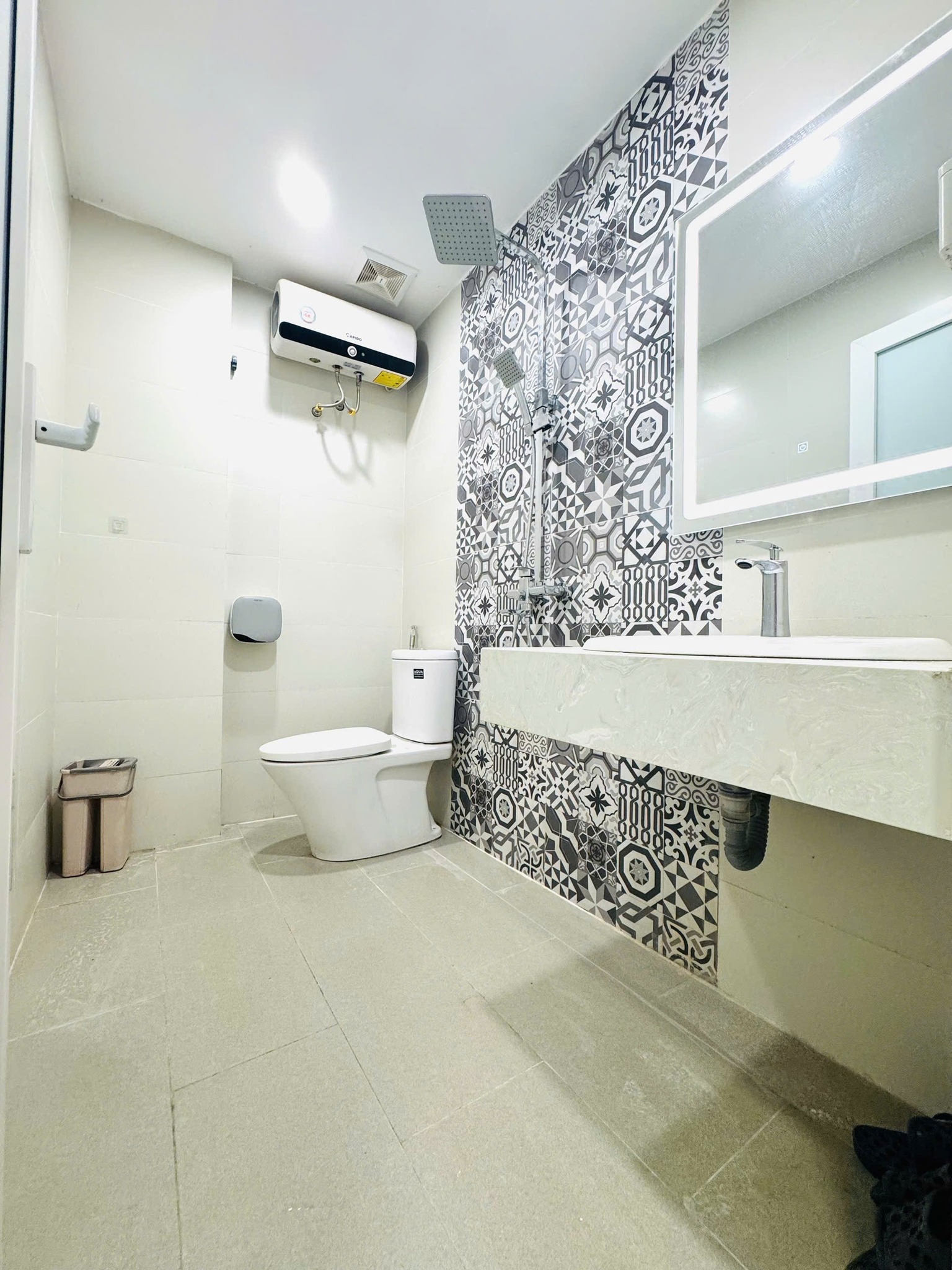 Bán nhà đẹp, lô góc Hoàng Quốc Việt, 5 tầng full nội thất xịn sò, cực gần ôtô, mặt tiền 4m