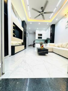 Bán nhà đẹp, lô góc Hoàng Quốc Việt, 5 tầng full nội thất xịn sò, cực gần ôtô, mặt tiền 4m