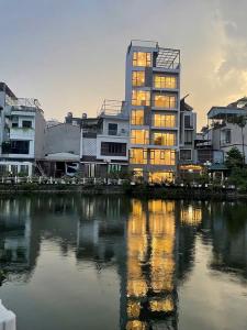 BÁN NHÀ NGỌC THỤY VIEW HỒ-8 TẦNG-THANG MÁY CHỈ 10 TỶ TL