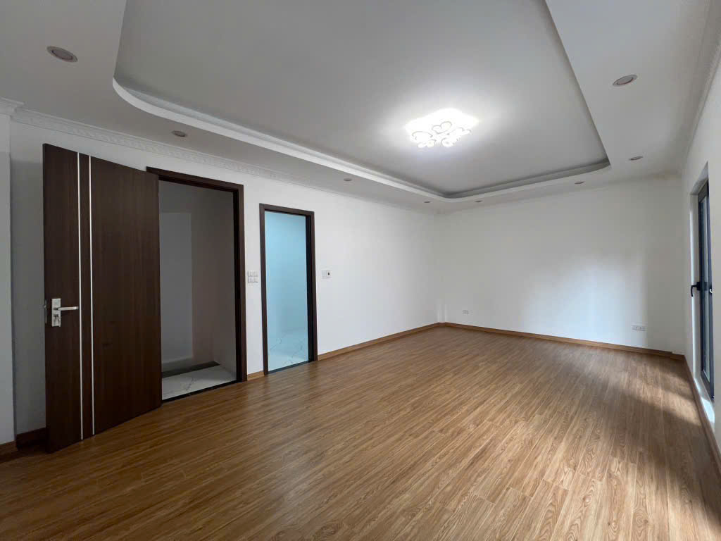 CỰC PHẨM NHÀ 5 TẦNG NGAY SÁT AEON LONG BIÊN GIÁ DƯỚI 6 TỶ