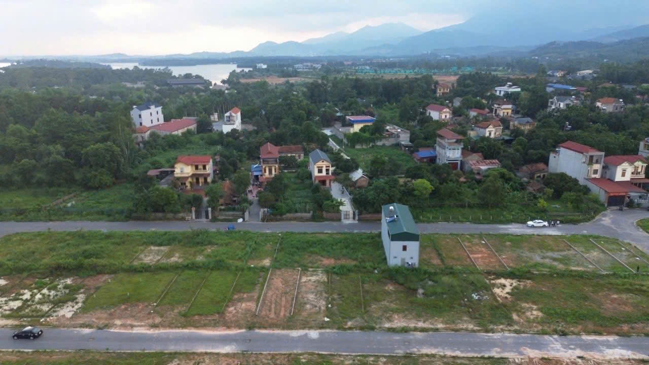 Bán Đất Yên Vinh Mê Linh Hà Nội, tổng diện tích 100m2 , đường rộng thoáng 2 ô tô tránh nhau thoải mái