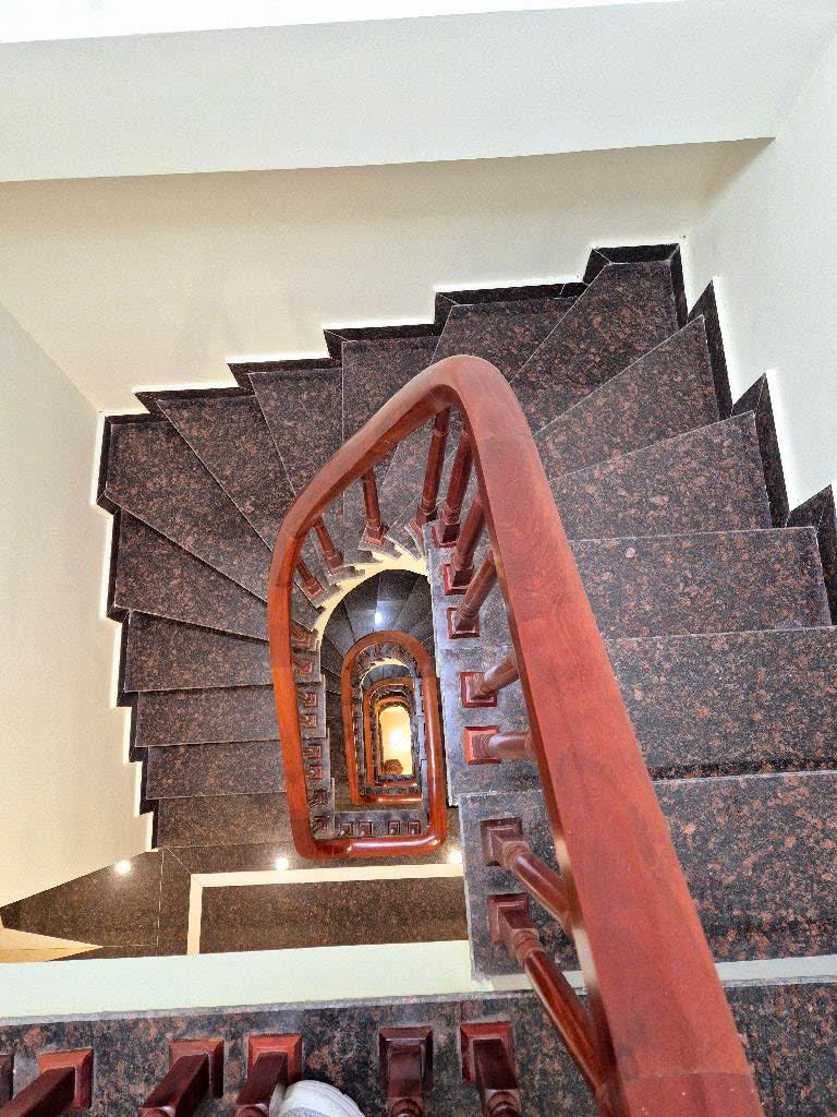 NHÀ ĐẸP TRUNG KÍNH CẦU GIẤY-NGÕ THÔNG- KINH DOANH DÒNG TIỀN 400TR. 51M2-5 TẦNG- GIÁ 9,3 TỶ