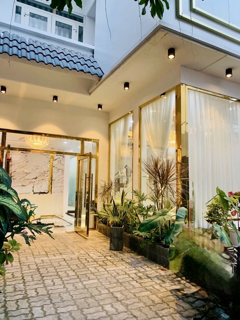 BÁN NHÀ KHU VIP QUẬN 7, VỪA Ở VỪA KINH DOANH CÓ DÒNG TIỀN CHỈ NHỈNH 16 TỶ, GẦN CHỢ, TRƯỜNG HỌC, PHÚ MỸ HƯNG, TẶNG NỘI THẤT (TRONG ĐÓ CÓ 12 MÁY LẠNH)