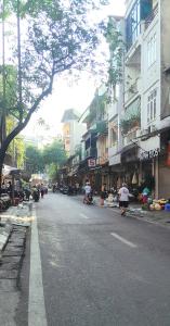 BA ĐÌNH - MẶT PHỐ - VỈA HÈ - GIỮA LÒNG PHỐ CỔ