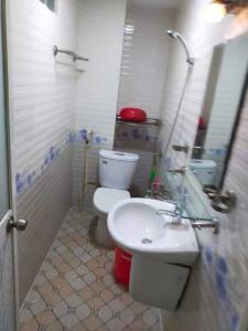 HẺM XE TẢI THÔNG - Ô TÔ NGỦ TRONG NHÀ- GẦN TRƯỜNG TRẦN PHÚ - CAO ĐẲNG GTVT- 7PN- 7 WC - 5 TẦNG - 64M2 - LỢI NHUẬN CHO THUÊ 20TR/ 01 THÁNG CHỈ 8.2 TỶ