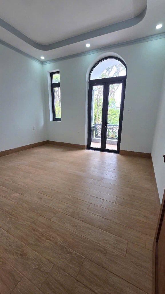 BÁN NHÀ PHỐ MỚI TINH THIẾT KẾ TÂN CỔ ĐIỂN - XE HƠI ĐẬU TRONG SÂN, ĐƯỜNG LÒ LU, P. TRƯỜNG THẠNH , TP THỦ ĐỨC