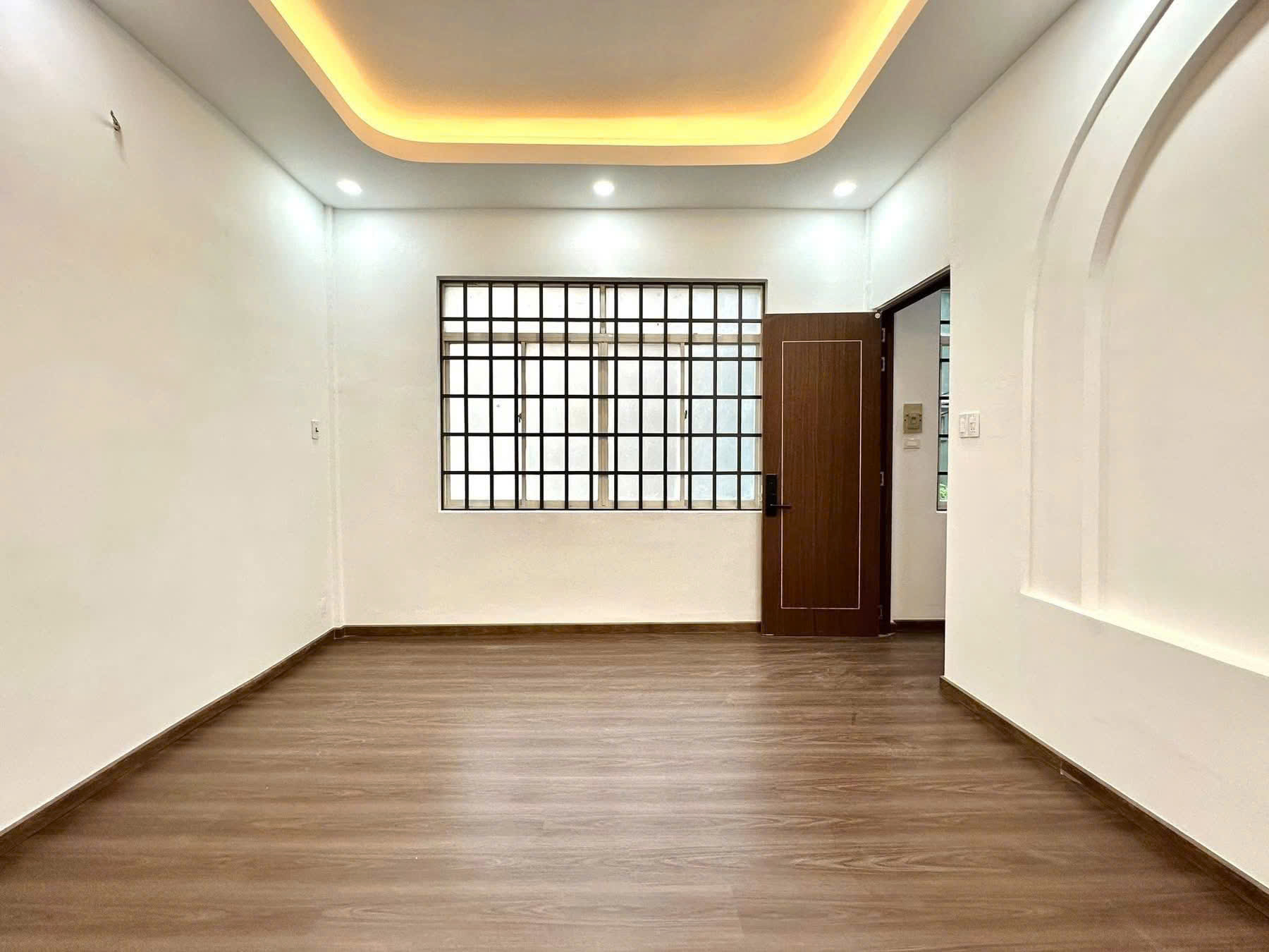 Bán gấp nhà Quận 10 5x12 mới xây xong, gần đại học Kinh Tế