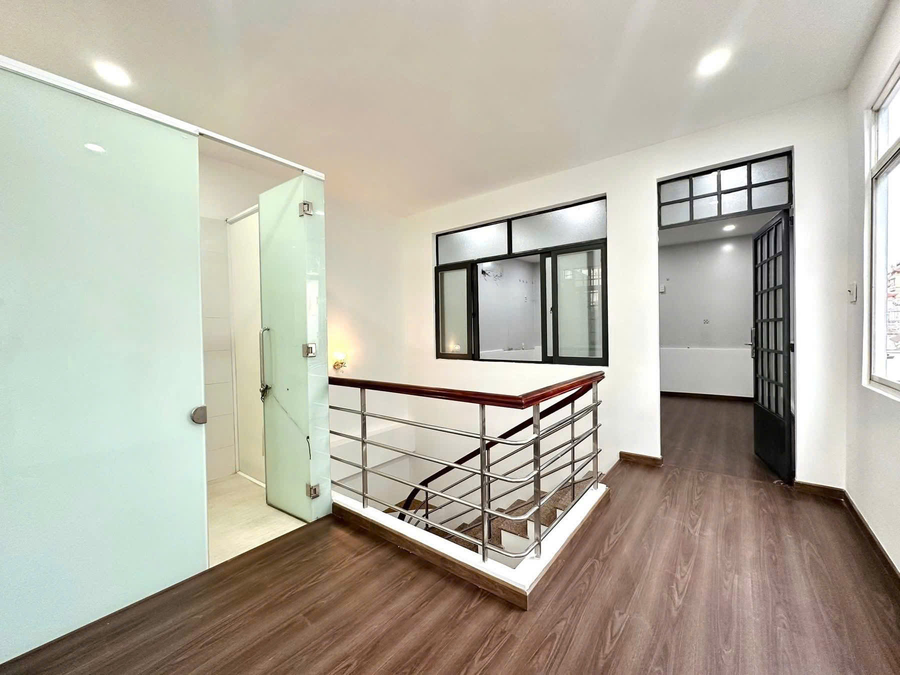 Bán gấp nhà Quận 10 5x12 mới xây xong, gần đại học Kinh Tế