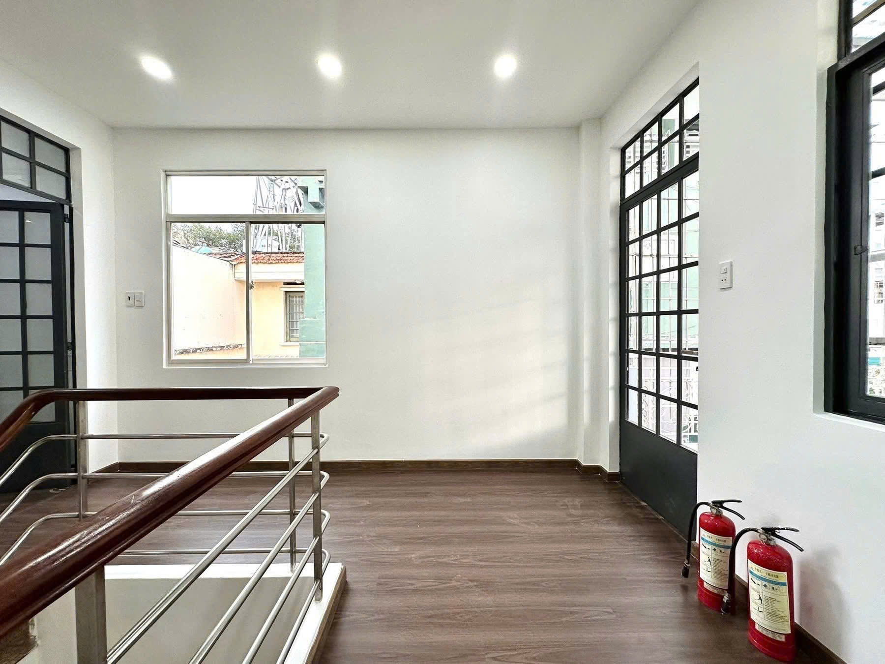Bán gấp nhà Quận 10 5x12 mới xây xong, gần đại học Kinh Tế