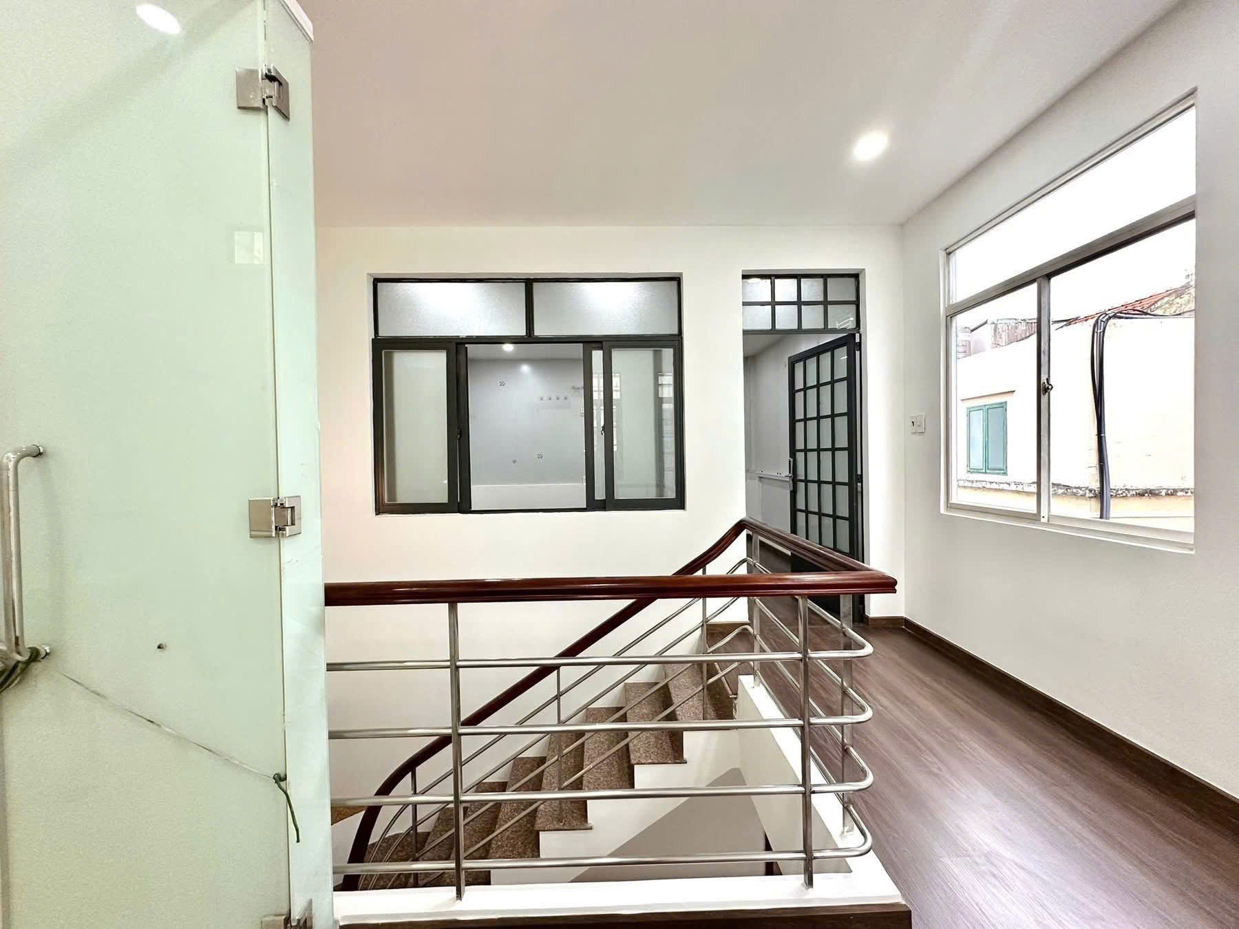 Bán gấp nhà Quận 10 5x12 mới xây xong, gần đại học Kinh Tế