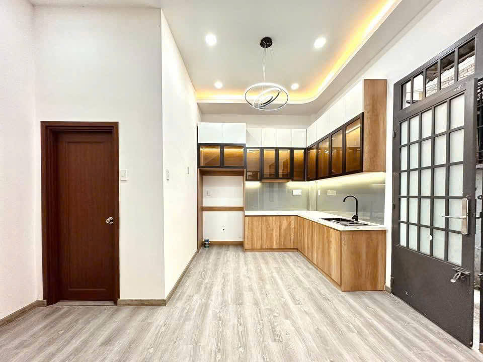 Bán gấp nhà Quận 10 5x12 mới xây xong, gần đại học Kinh Tế