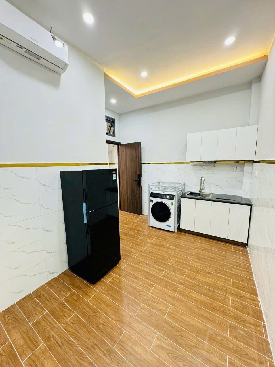 nhà sổ vuông, ngay trung tâm quận 11, gần đầm sen, 4.5x10m2
