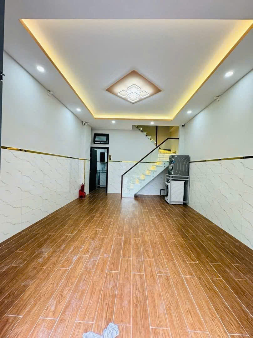 nhà sổ vuông, ngay trung tâm quận 11, gần đầm sen, 4.5x10m2