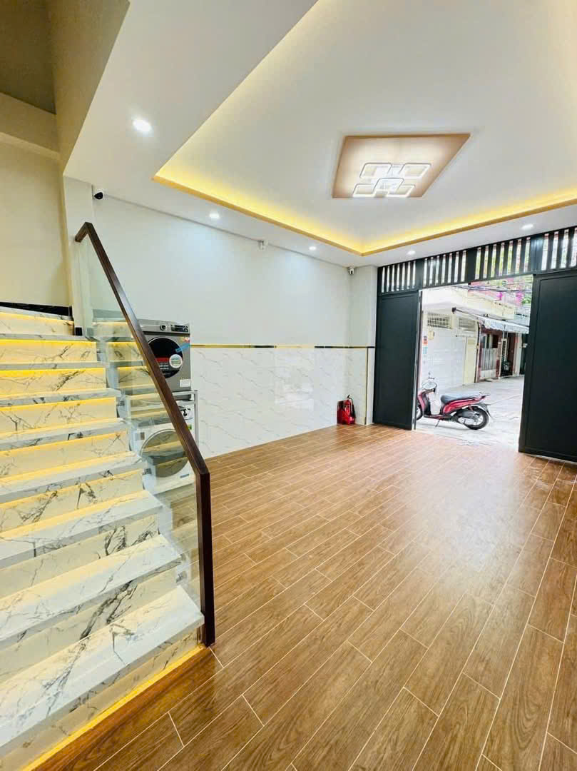 nhà sổ vuông, ngay trung tâm quận 11, gần đầm sen, 4.5x10m2