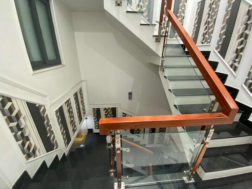Bán nhà 3 tầng 70,2m2 trên đường Linh Xuân Thủ Đức chỉ có giá 6 Tỉ rưỡi